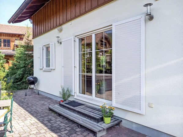 Pflanze, Fenster, Eigentum, Gebäude, Strassenbelag, Holz, Schatten, Backstein, Wand