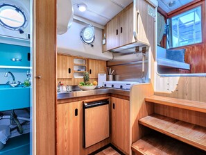Cabinetry, Cuisine, Comptoir, Bois, Appareil De Cuisine, Design Intérieur, Évier, Sol, Sol, Bâtiment
