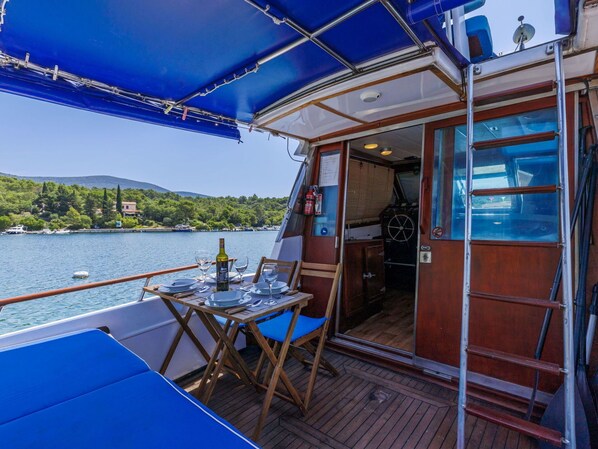 L'Eau, Propriété, Ciel, Bleu Azur, Ombre, Navire, Architecture Navale, Plante, Bateau, Loisir