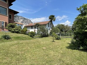Himmel, Pflanze, Wolke, Eigentum, Gebäude, Fenster, Baum, Natürliche Landschaft, Haus, Grundstueck