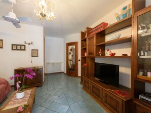 Eigentum, Regal, Cabinetry, Bilderrahmen, Holz, Wohnzimmer, Interior Design, Beleuchtung, Fernsehen, Flooring