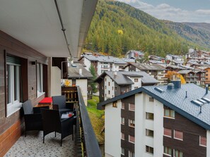 Gebäude, Fenster, Himmel, Wolke, Berg, Baum, Pflanze, Holz, Urban Design, Haus