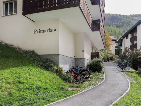 Pflanze, Rad, Eigentum, Fahrrad, Fenster, Blatt, Gebäude, Die Architektur, Grundstueck