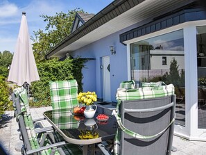 Gebäude, Pflanze, Himmel, Blumentopf, Fenster, Wolke, Schatten, Interior Design, Haus, Tabelle