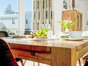 Möbel, Tabelle, Eigentum, Countertop, Holz, Cabinetry, Küche, Dishware, Interior Design, Rechteck