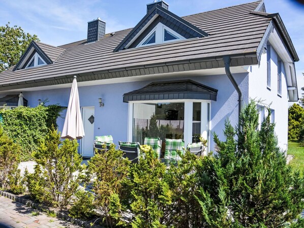 Pflanze, Himmel, Eigentum, Gebäude, Fenster, Haus, Grundstueck, Hütte, Tür, Gras