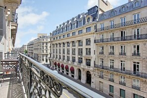 Elegant apt with terrace