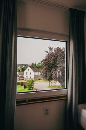 Fenêtre, Ombre, Rideau, Textile, Plante, Bâtiment, Bois, Arbre, Teintes Et Ombres