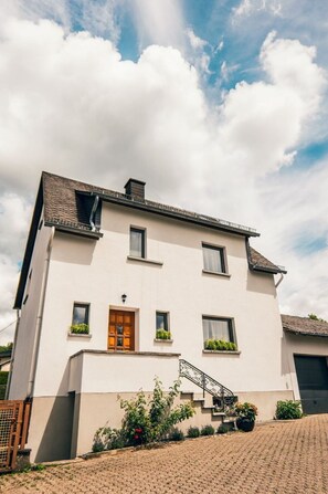 Nuage, Ciel, Bâtiment, Plante, Propriété, Fenêtre, Maison, Chalet, Zone Résidentielle, Façade