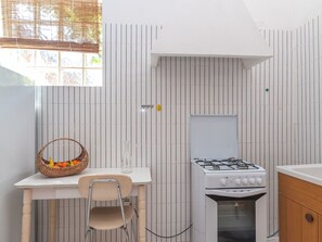 Cabinetry, Table, Bois, Orange, Design Intérieur, Sol, Sol, Cuisine, Ligne