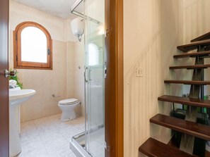 Propriété, Luminaire Plomberie, Évier, Fenêtre, Salle De Bains, Design Intérieur, Bâtiment, Architecture, Bois