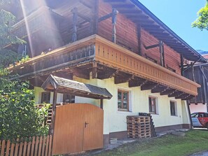 Gebäude, Pflanze, Holz, Haus, Fenster, Schatten, Hütte, Wohngebiet, Ländliches Gebiet, Fassade