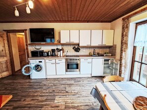 Cabinetry, Countertop, Küchengerät, Herd, Küche, Holz, Haushaltsgerät, Interior Design, Holzbeize, Flooring