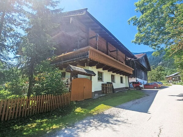 Pflanze, Himmel, Gebäude, Eigentum, Fenster, Baum, Holz, Haus, Schatten, Hütte