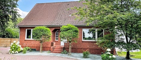 Plant, Building, Window, Property, Cloud, Sky, Tree, House, Road Surface, Door