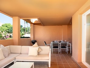 Möbel, Couch, Schatten, Interior Design, Fussboden, Flooring, Holz, Komfort, Grundeigentum, Wohnzimmer