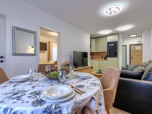 Tabelle, Möbel, Eigentum, Couch, Azurblau, Holz, Wohnzimmer, Interior Design, Fussboden, Komfort