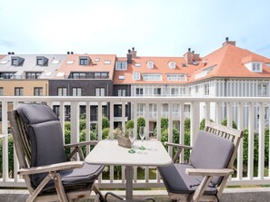 Ciel, Propriété, Bâtiment, Table, Meubles, Fenêtre, Chaise, Mobilier De Jardin, Ombre, Design Intérieur