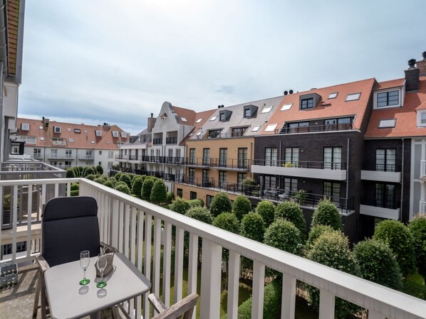 Nuage, Ciel, Bâtiment, Propriété, Fenêtre, Meubles, Plante, Chaise, Design Urbain, Maison