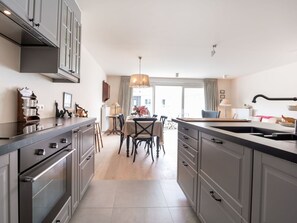 Comptoir, Cabinetry, Propriété, Meubles, Cuisine, Tiroir, Bois, Fenêtre, Éclairage, Design Intérieur
