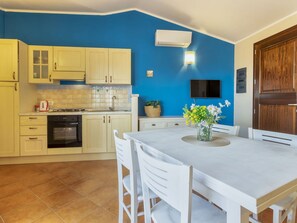 Cabinetry, Countertop, Eigentum, Möbel, Blau, Schublade, Pflanze, Stuhl, Küche, Interior Design