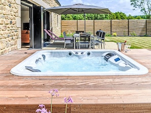Wasser, Eigentum, Wolke, Schwimmbad, Himmel, Holz, Rechteck, Gebäude, Gartenmöbel, Flooring
