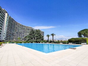 Wasser, Himmel, Pflanze, Eigentum, Gebäude, Schwimmbad, Azurblau, Wolke, Baum, Schatten