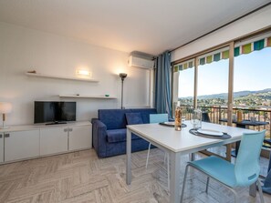Möbel, Tabelle, Eigentum, Cabinetry, Holz, Interior Design, Wohnzimmer, Fussboden, Fenster, Lampe