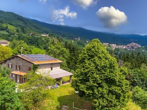 Baum, Bergforms, Hügel, Berg, Landschaft, Hochland, Haus, Bergstation, Ländliches Gebiet, Gebirge