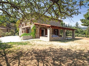 Pflanze, Fenster, Gebäude, Natürliche Landschaft, Baum, Vegetation, Grundstueck, Hütte, Holz, Gras