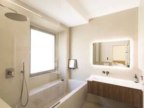 Baignoire, Miroir, Propriété, Luminaire Plomberie, Fenêtre, Salle De Bains, Bois, Éclairage, Design Intérieur