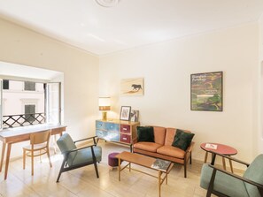 Cadre, Propriété, Meubles, Table, Bois, Éclairage, Bibliothèque, Chaise, Design Intérieur, Salon