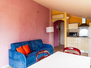 Möbel, Eigentum, Komfort, Textil, Interior Design, Haus, Cabinetry, Wohnzimmer, Holz, Couch