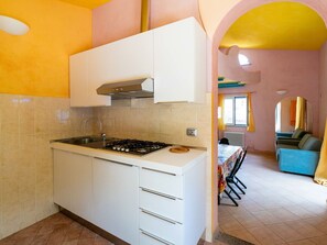 Cabinetry, Eigentum, Countertop, Gebäude, Küchengerät, Herd, Küche, Exhaust Hood, Holz, Gasherd