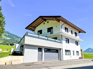 Sky, Plant, Building, Window, Tree, Land Lot, House, Slope, Residential Area