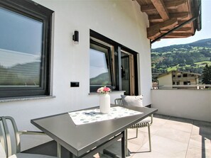 Gebäude, Tabelle, Eigentum, Möbel, Fenster, Holz, Schatten, Stuhl, Die Architektur, Himmel
