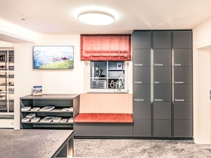 Cabinetry, Propriété, Comptoir, Bâtiment, Bois, Cuisine, Maison, Design Intérieur, Rayonnage, Cuisinière