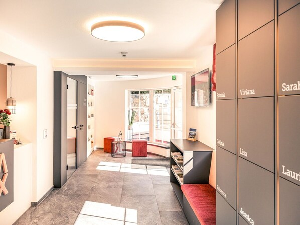 Eigentum, Möbel, Cabinetry, Zimmerpflanze, Gebäude, Bilderrahmen, Pflanze, Flooring, Couch