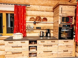 Cabinetry, Fenêtre, Étagère, Bâtiment, Bois, Cuisine, Rayonnage, Comptoir, Design Intérieur, Tiroir