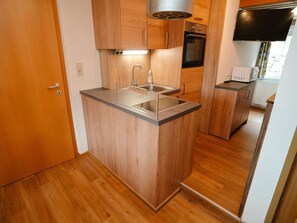 Comptoir, Cabinetry, Propriété, Luminaire Plomberie, Robinet, Évier, Bois, Bâtiment, Cuisine, Éclairage