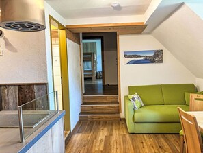 Propriété, Canapé, Bois, Design Intérieur, Architecture, Porte, Sol, Sol, Salle, Salon