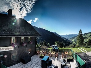 Ciel, Nuage, Propriété, Plante, Montagne, Arbre, Bâtiment, Paysage Naturel, Fenêtre, Maison