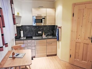 Cabinetry, Möbel, Countertop, Küche, Holz, Schublade, Interior Design, Flooring, Fussboden, Tabelle