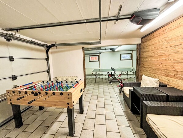 Möbel, Gebäude, Tabelle, Flooring, Fussboden, Bank, Decke, Freizeit, Menschliche Siedlung