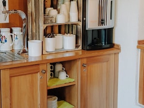 KĂŒchengerĂ€t, Holz, KĂŒche, Geschirr, KleingerĂ€te, Cabinetry, Countertop, Servierware, Schrank