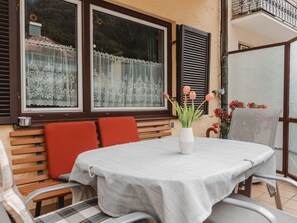 Mesa, Mueble, Propiedad, Planta, Flor, Edificio, Silla, Ventana, Textil, Manteles