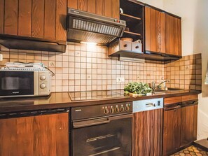 Madera, Cocina, Diseño De Interiores, Piso, Marrón, Mostrador, Estufa De Cocina, Gabinetes, Aparato De Cocina, Manchas De Madera