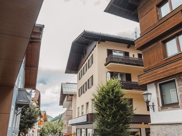 Eigentum, Fenster, Gebäude, Himmel, Pflanze, Wolke, Urban Design, Baum, Eigentumswohnung