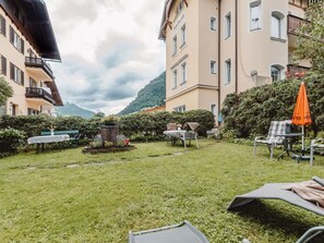 Pflanze, Gebäude, Möbel, Himmel, Wolke, Fenster, Urban Design, Gras, Freizeit, Baum