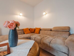 Möbel, Interior Design, Flooring, Holz, Fussboden, Couch, Zimmer, Beleuchtung, Wohnzimmer, Zuhause